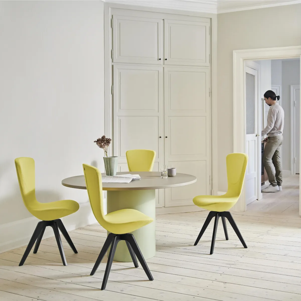 Invite Chair by Varier